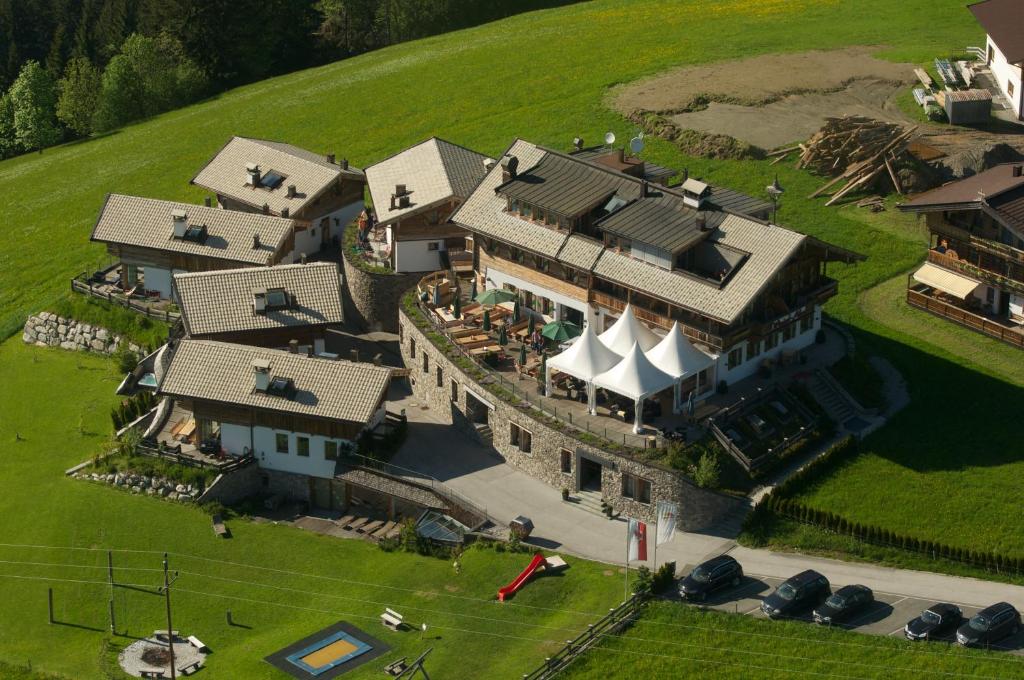 eine Luftansicht eines großen Hauses mit Hof in der Unterkunft Maierl-Alm & Maierl-Chalets in Kirchberg in Tirol