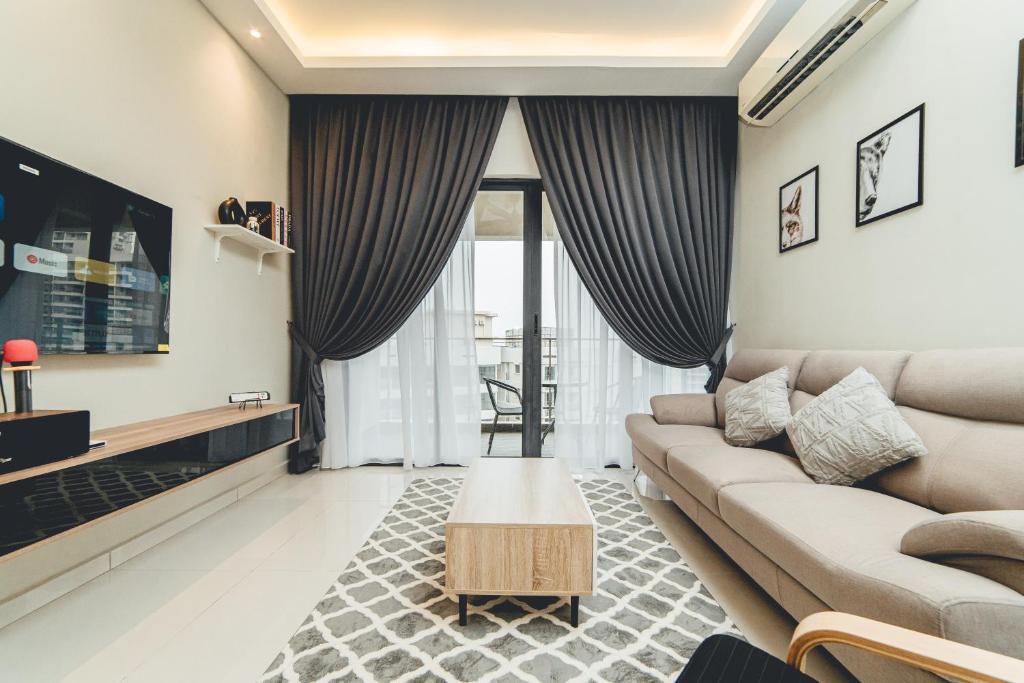 un salon avec un canapé et une table basse dans l'établissement Danga Bay Family CrestJoy 3BR 6pax Balcony by Our Stay, à Johor Bahru