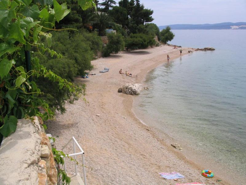 uma praia com um grupo de pessoas na água em D&N Urlicic em Omiš