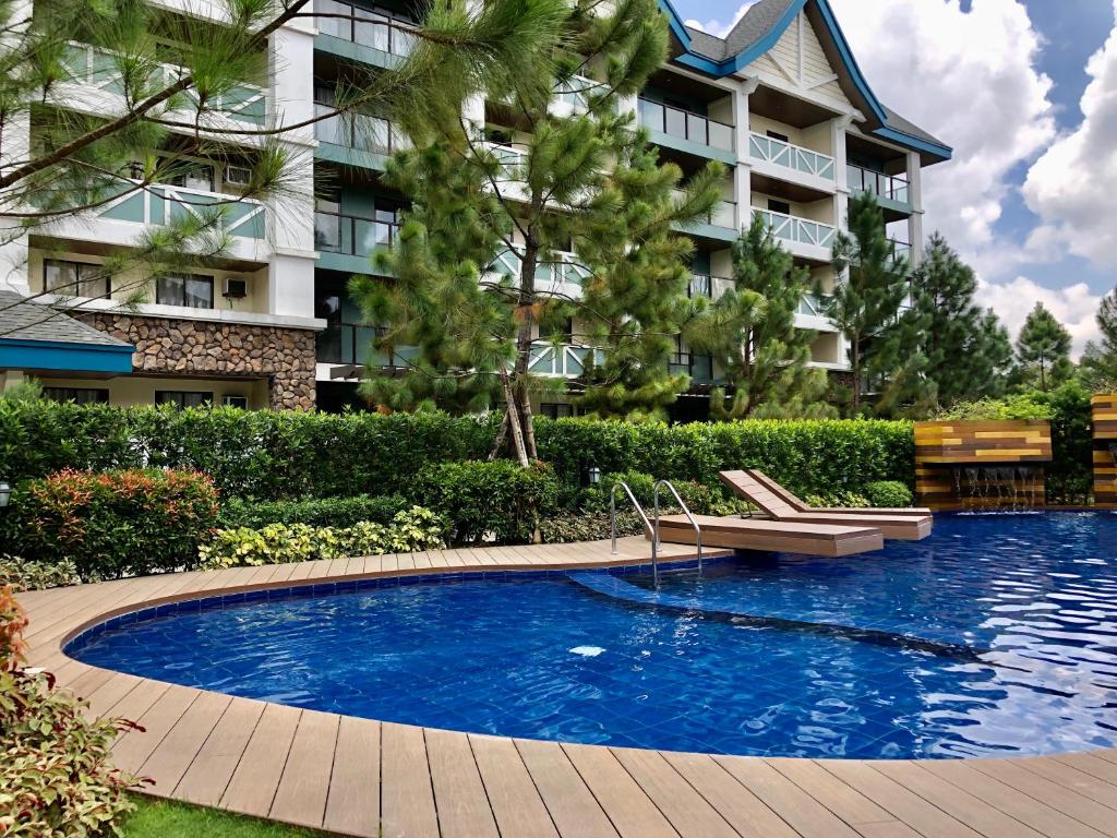 La alberca dentro o cerca de Pedolinos Tagaytay Luxe studio with Netflix and unlimited wifi