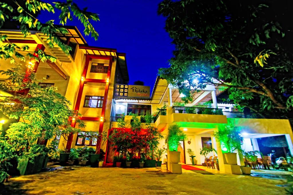 un edificio con luces de Navidad encendidas por la noche en Thilaka City Hotel, en Anuradhapura