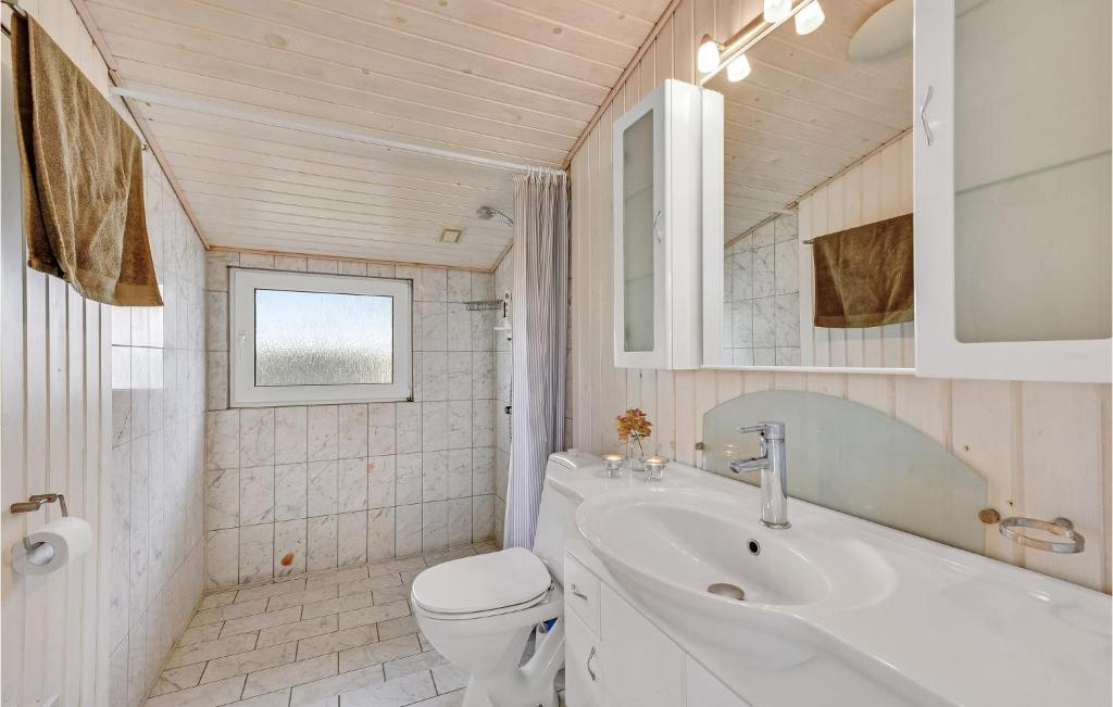 Koupelna v ubytování Holiday Home Bjerregårdsvej Hvide Sande Ds Denm