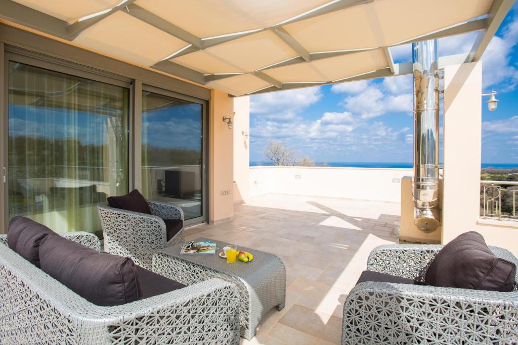 Posezení v ubytování Deluxe Villa Ianthos - Outdoor Hot Tub & Kids Pool