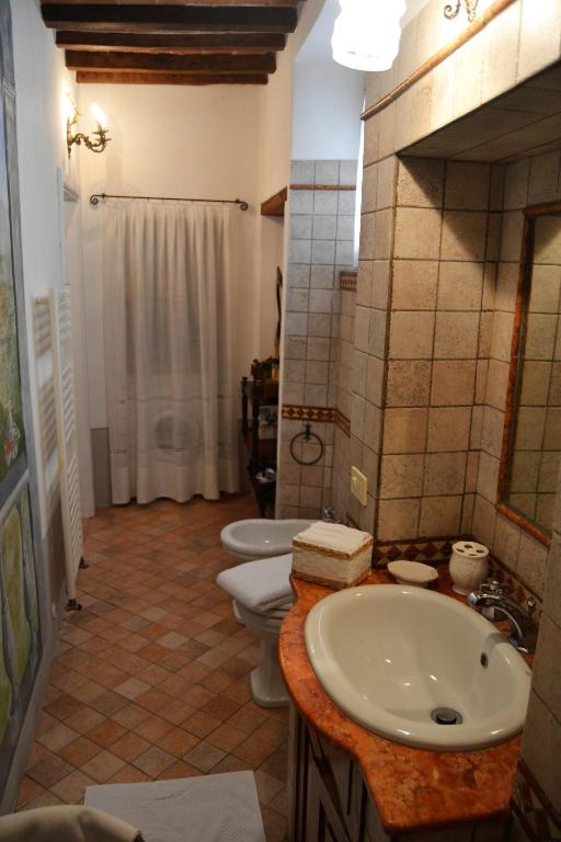 A bathroom at Casa dell'Ermanna