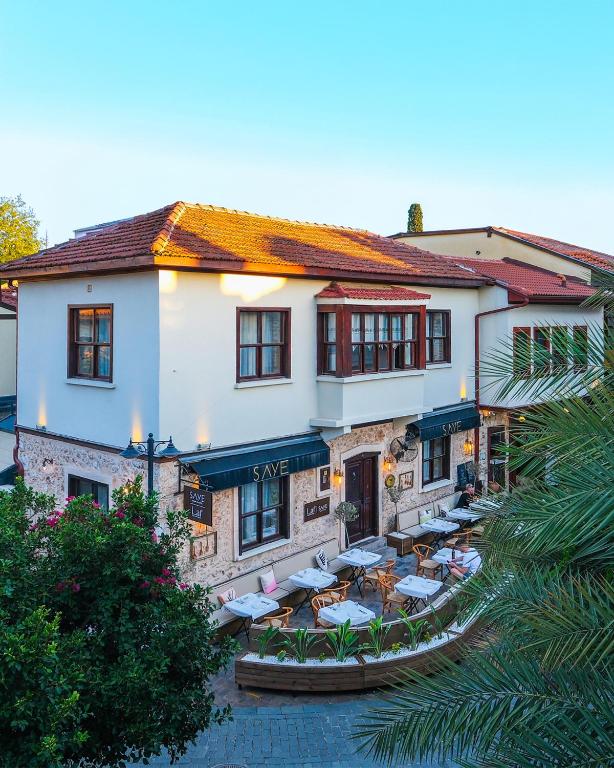 Un hotel con mesas y sillas delante. en Saye Konak Hotel &#39; Kaleiçi&amp;Oldtown&#39;, en Antalya