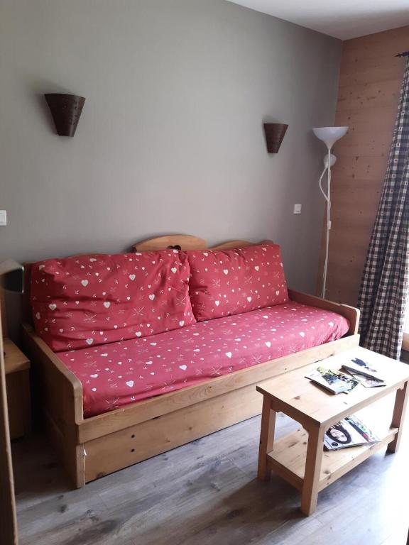 un canapé dans un salon avec une table dans l'établissement Résidence Le Chalet des Rennes - maeva Home - Appartement 2 pièces 4 personnes - Sélection MAE-4224, à Vars