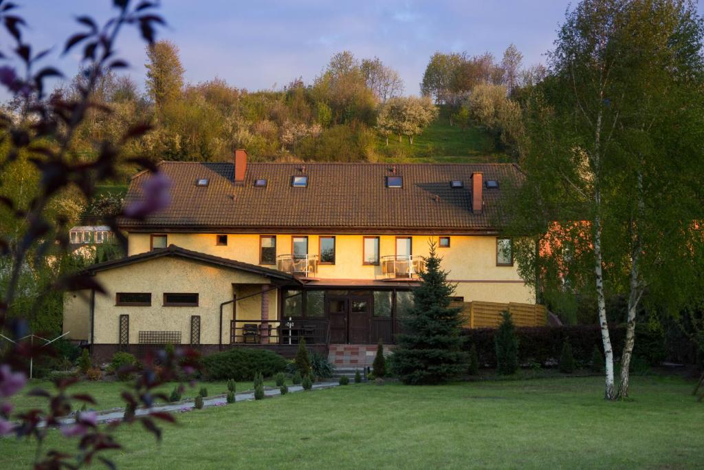 a large house with a large yard in front of it at Dom Gościnny Pod Górą in Chełmno