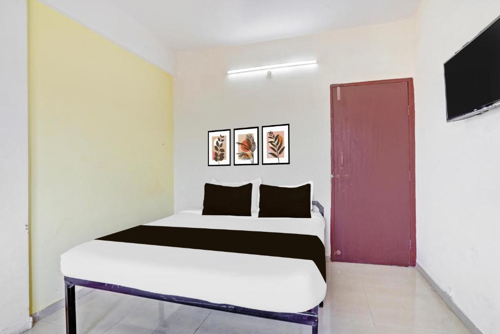 Postel nebo postele na pokoji v ubytování Hotel O Rane Nagar formerly Shree Mangal Complex
