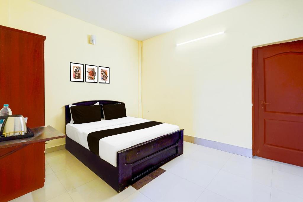 Postel nebo postele na pokoji v ubytování Super Hotel O ECR Injambakkam Formerly Nimalan Residency