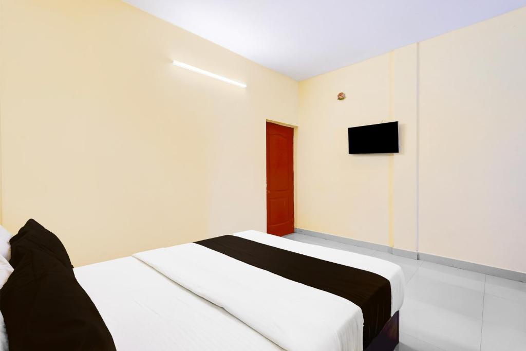 TV a/nebo společenská místnost v ubytování Super Hotel O ECR Injambakkam Formerly Nimalan Residency