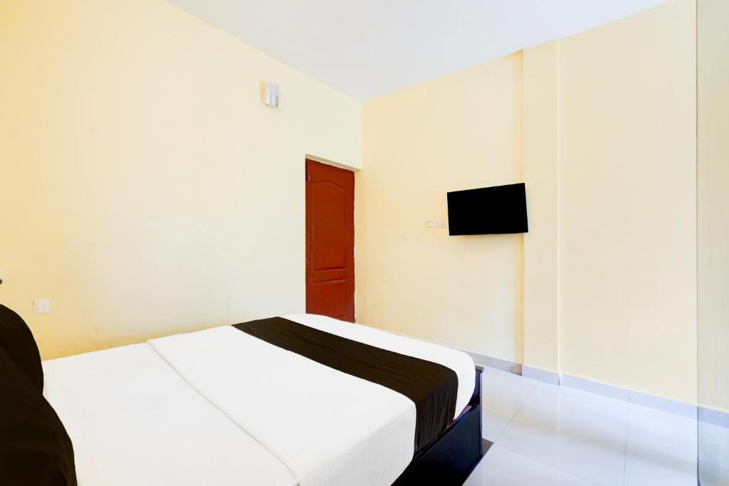 TV a/nebo společenská místnost v ubytování Super Hotel O ECR Injambakkam Formerly Nimalan Residency