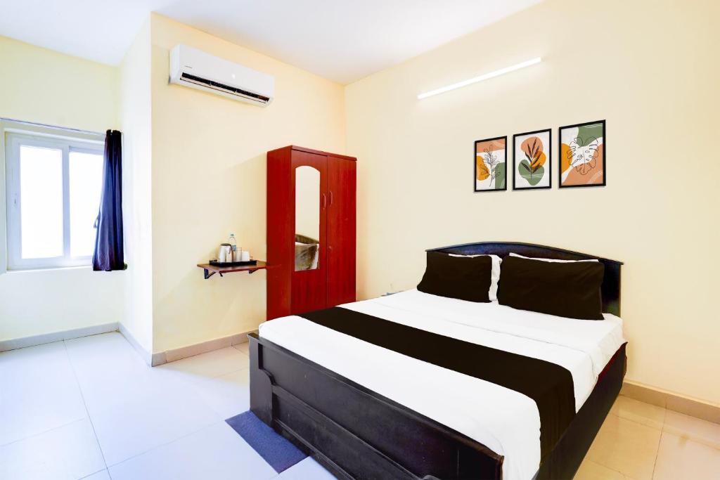 Postel nebo postele na pokoji v ubytování Super Hotel O ECR Injambakkam Formerly Nimalan Residency