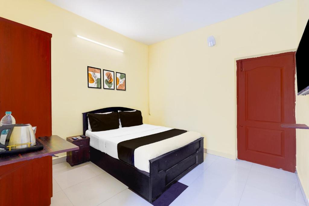 Postel nebo postele na pokoji v ubytování Super Hotel O ECR Injambakkam Formerly Nimalan Residency