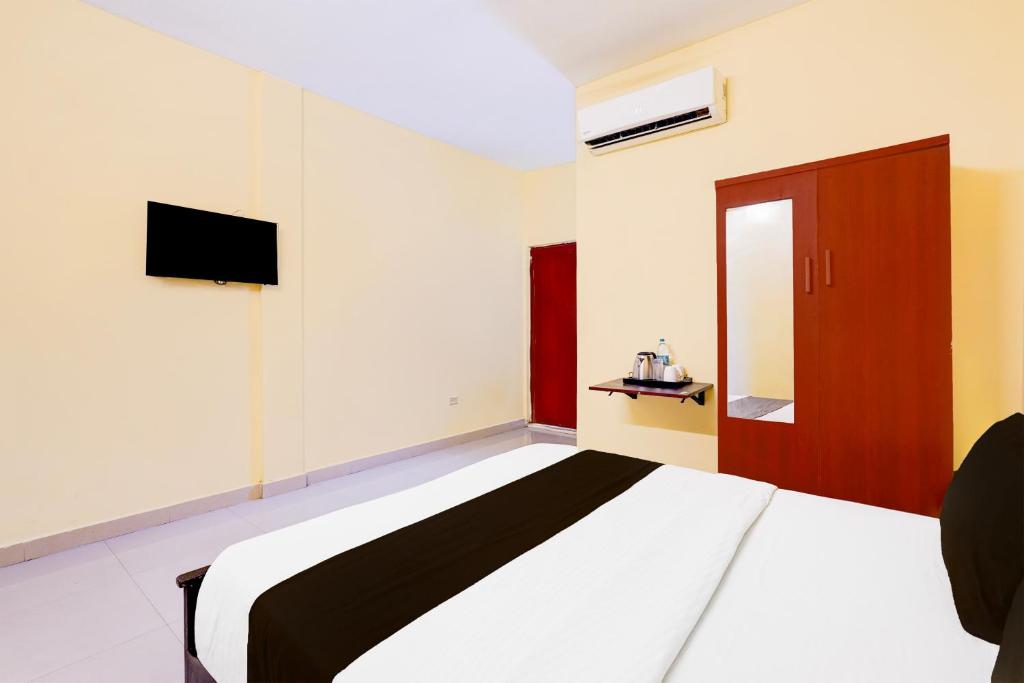 Postel nebo postele na pokoji v ubytování Super Hotel O ECR Injambakkam Formerly Nimalan Residency