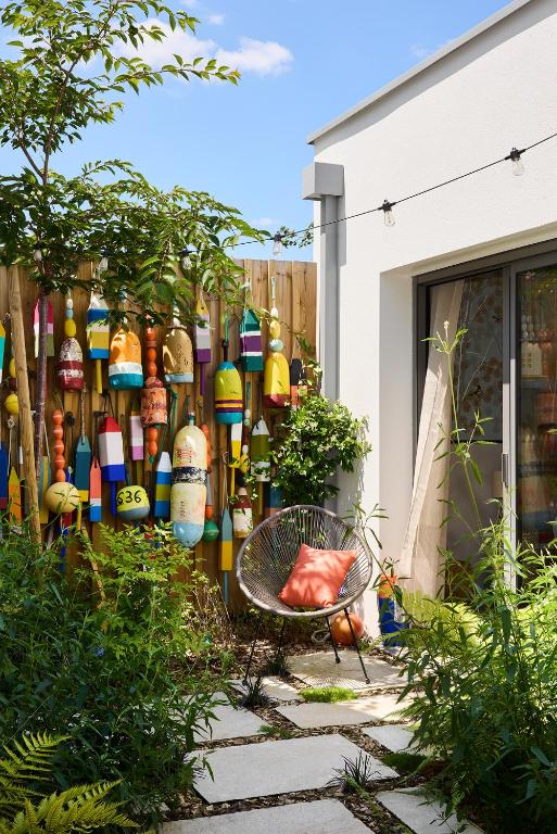 un jardin avec un mur de vases colorés dans l'établissement Superbe villa 5 étoiles, piscine intérieure chauffée 29C, à Combrit