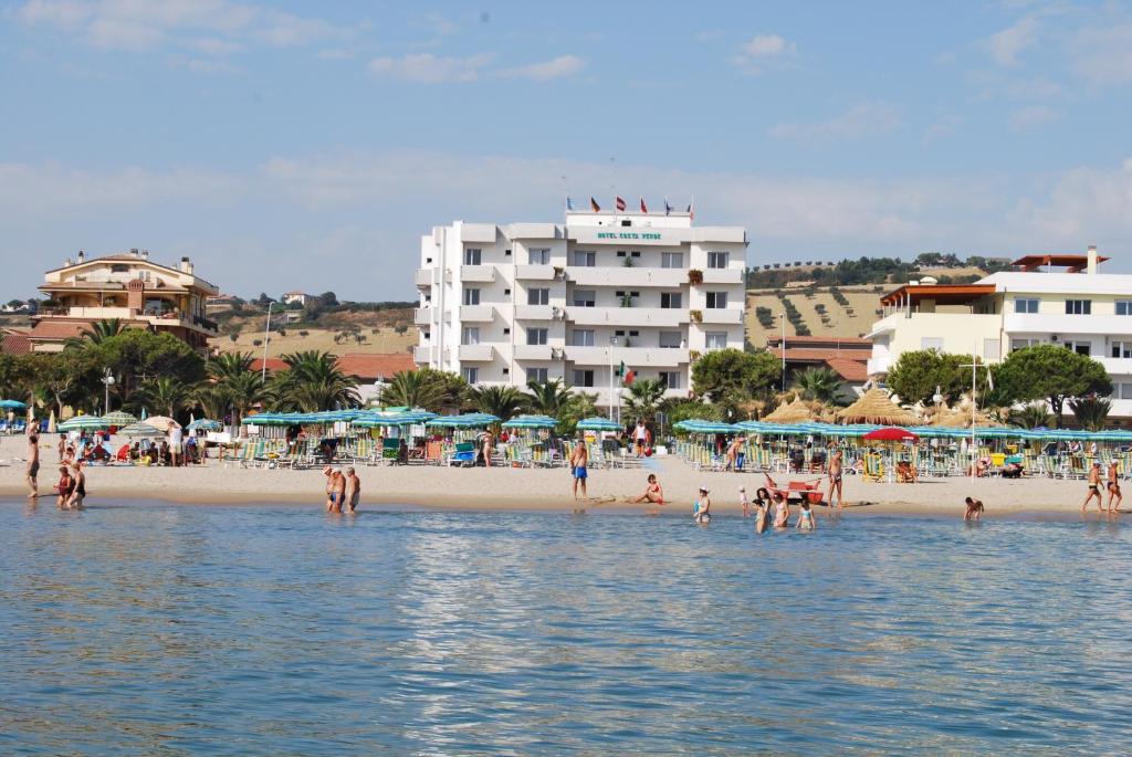 eine Gruppe von Menschen am Strand im Wasser in der Unterkunft Hotel Costa Verde in Tortoreto Lido