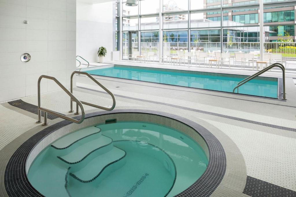 Bazén v ubytování Element by Westin Vancouver Metrotown nebo v jeho okolí