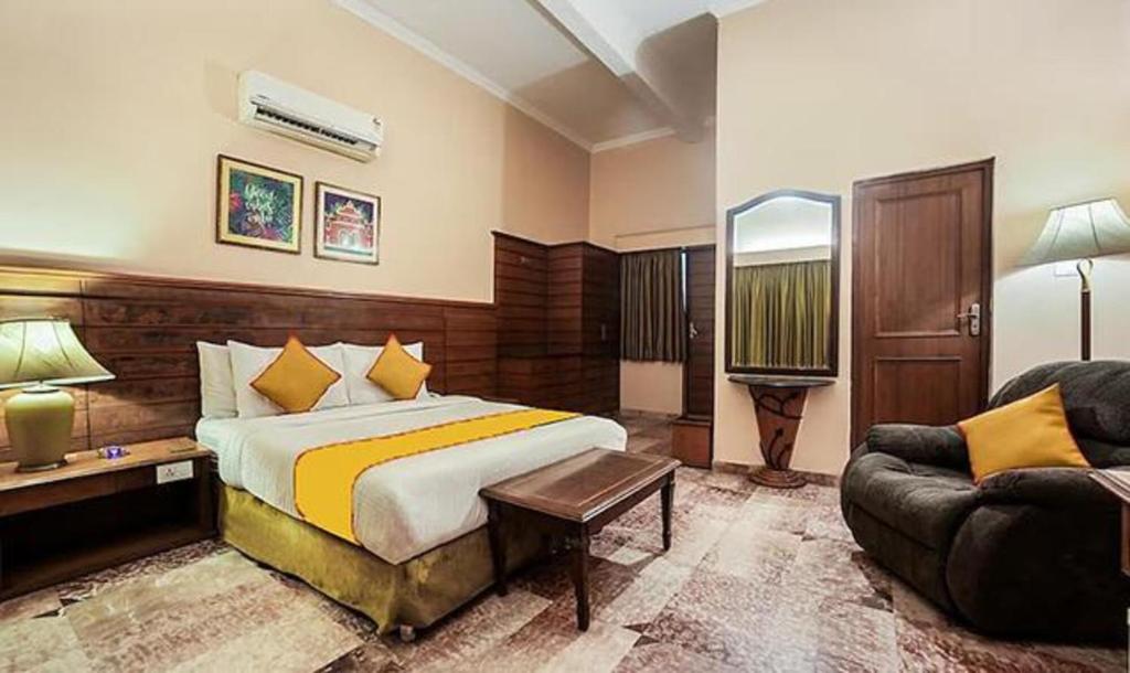Postel nebo postele na pokoji v ubytování FabHotel The Dayal - 24 kms from Delhi Gate, 5 kms from Agra Fort