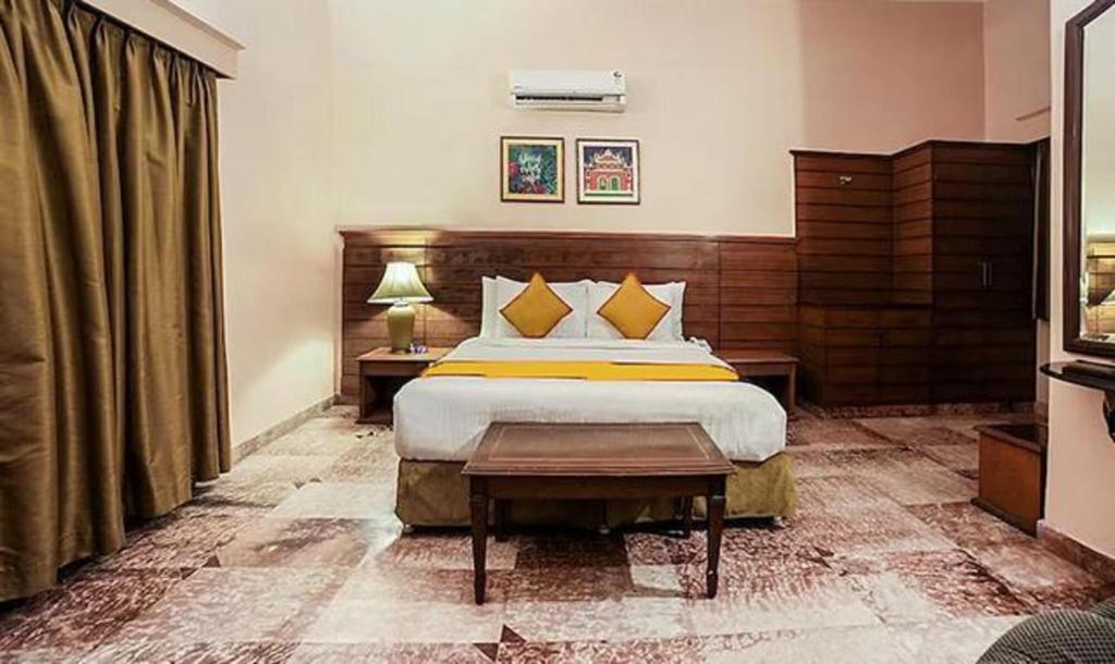Postel nebo postele na pokoji v ubytování FabHotel The Dayal - 24 kms from Delhi Gate, 5 kms from Agra Fort