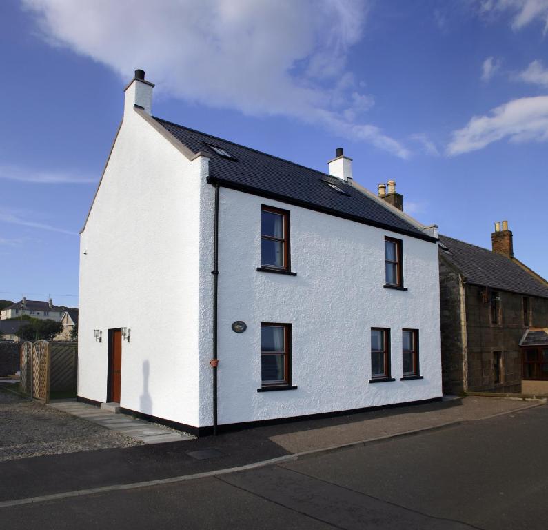 una casa bianca con tetto nero di Seashore House a Johnshaven