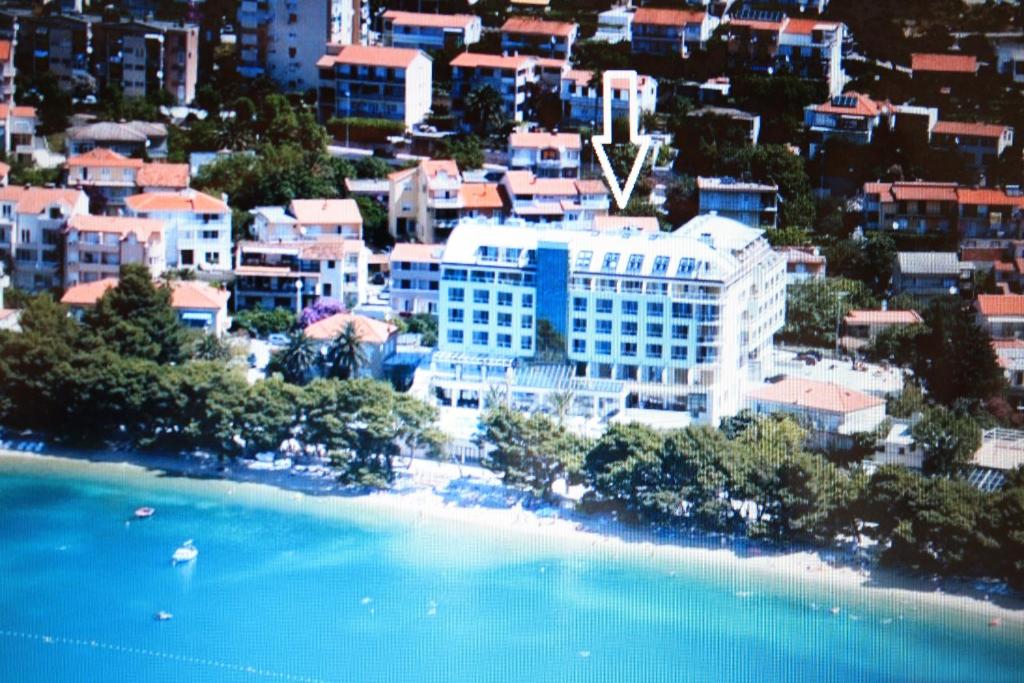 - une vue aérienne sur un complexe et une plage dans l'établissement Apartmani Premeru, à Makarska