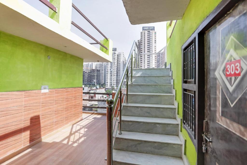 eine Treppe in einem Gebäude mit Stadtblick in der Unterkunft Hotel O Dream Residency in Noida