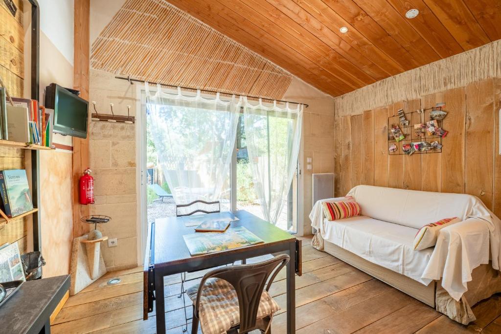 un salon avec un canapé et une table dans l'établissement La Poulido, à Bédoin