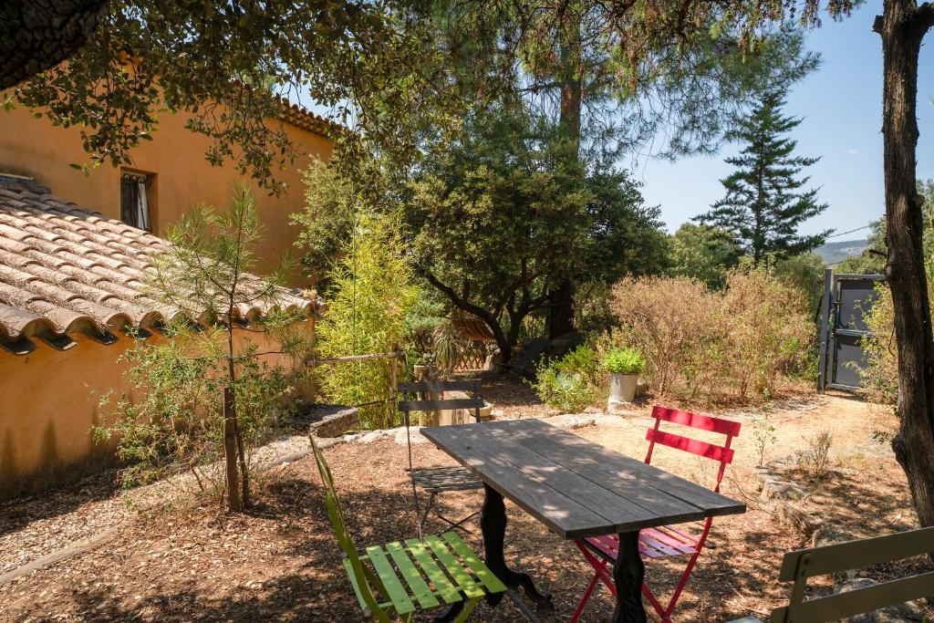 a picnic table and chairs in a yard at La Poulido in Bédoin