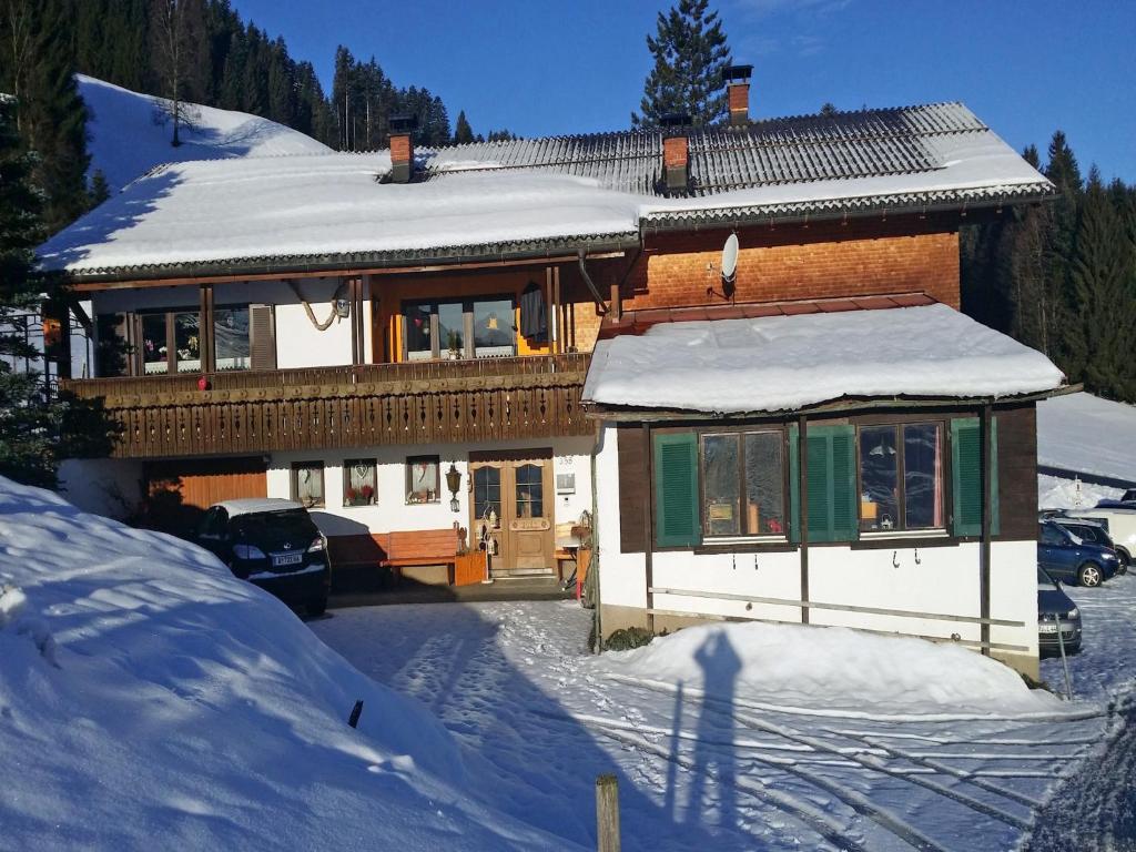 Chalet in Schwarzenberg near Ski Lift v zimě