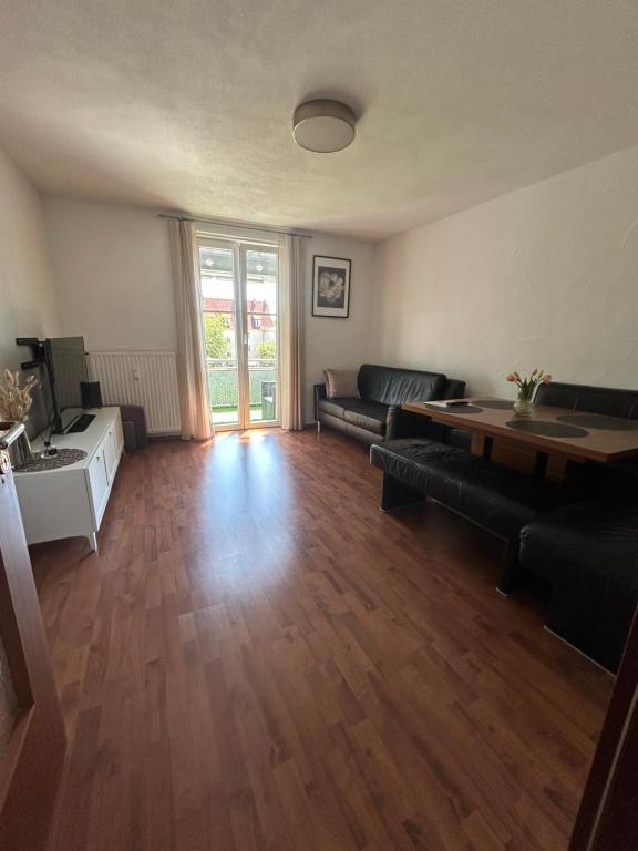 un salon avec un canapé et une table dans l'établissement Apartment Lara, à Friedrichshafen