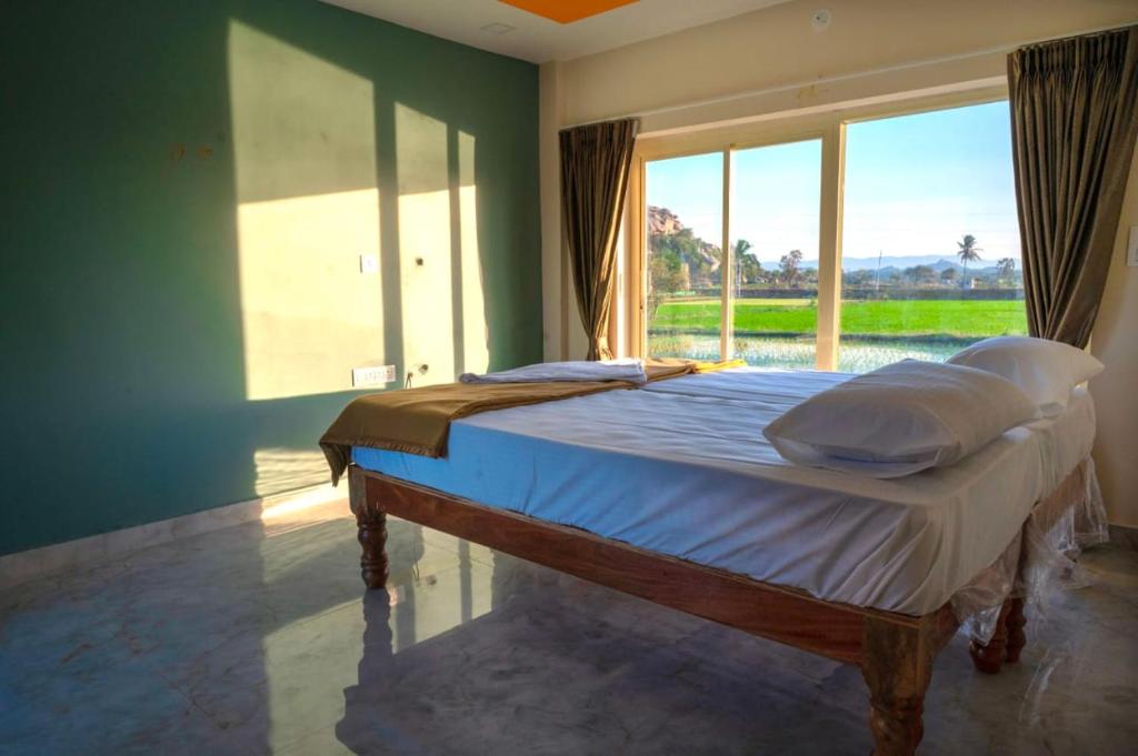 Postel nebo postele na pokoji v ubytování Hampi Green Hills Guest House