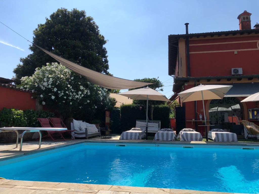 Bazén v ubytování B&B Villa la Canonica con piscina privata a Padernello nebo v jeho okolí