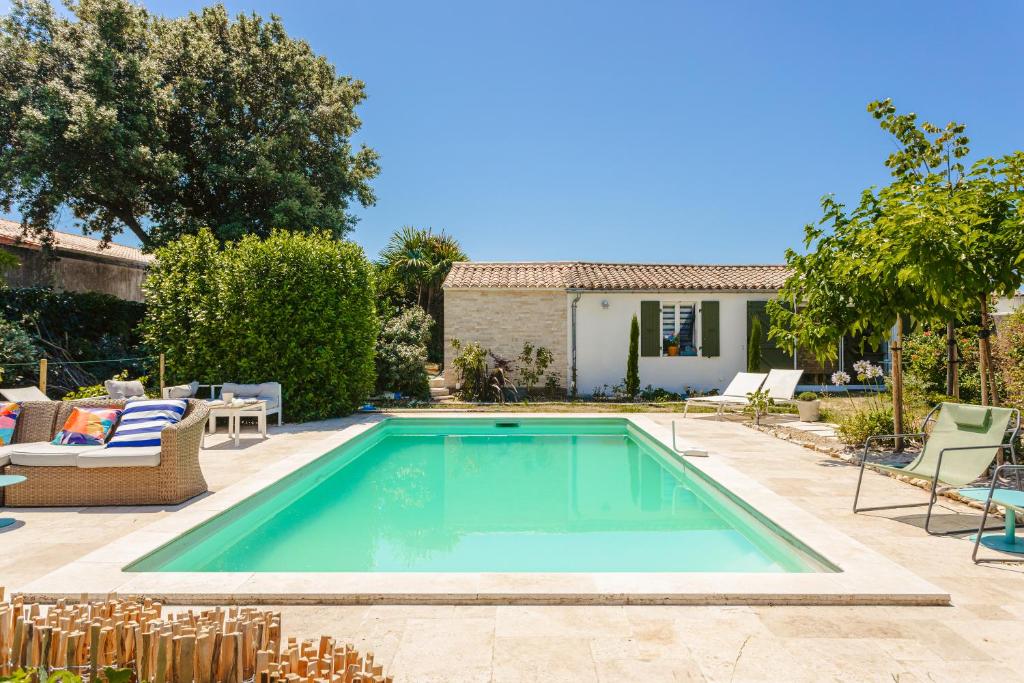 une piscine dans l'arrière-cour d'une maison dans l'établissement Escapades Océanes, à Sainte-Marie de Ré