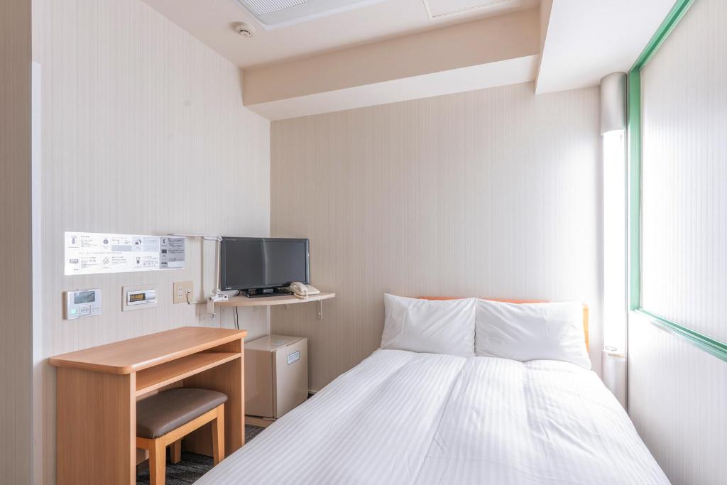Postel nebo postele na pokoji v ubytování washington R&B Hotel Kanazawa Station Nishiguchi