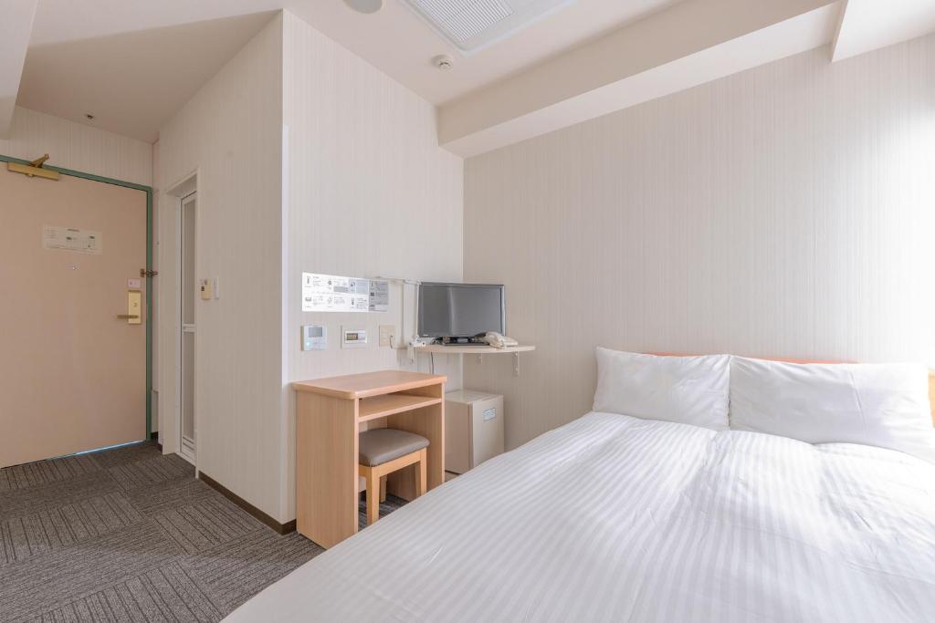 Postel nebo postele na pokoji v ubytování washington R&B Hotel Kanazawa Station Nishiguchi