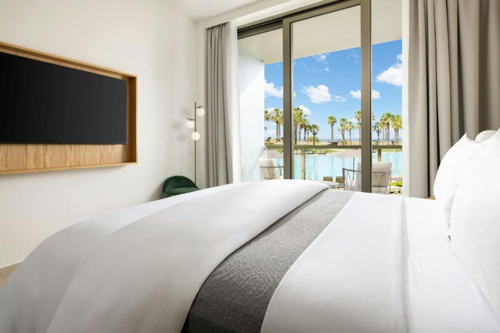 
Double King Room with Pool View
