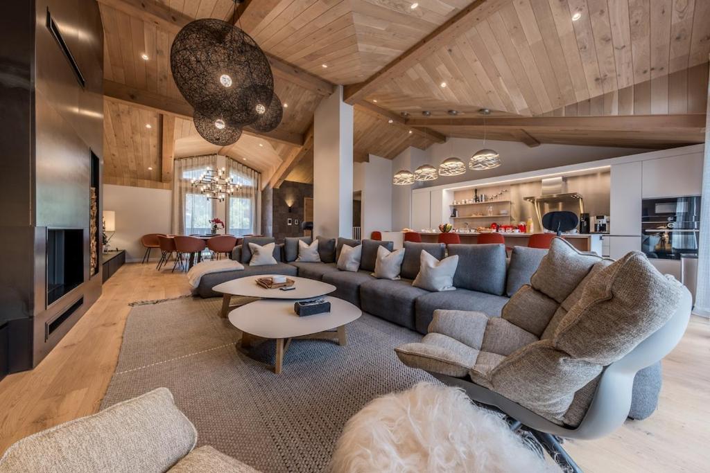 クールシュヴェルにあるChalet Rosoire Courchevel 1650 Bed&Breakfastのソファとテーブルのあるリビングルーム