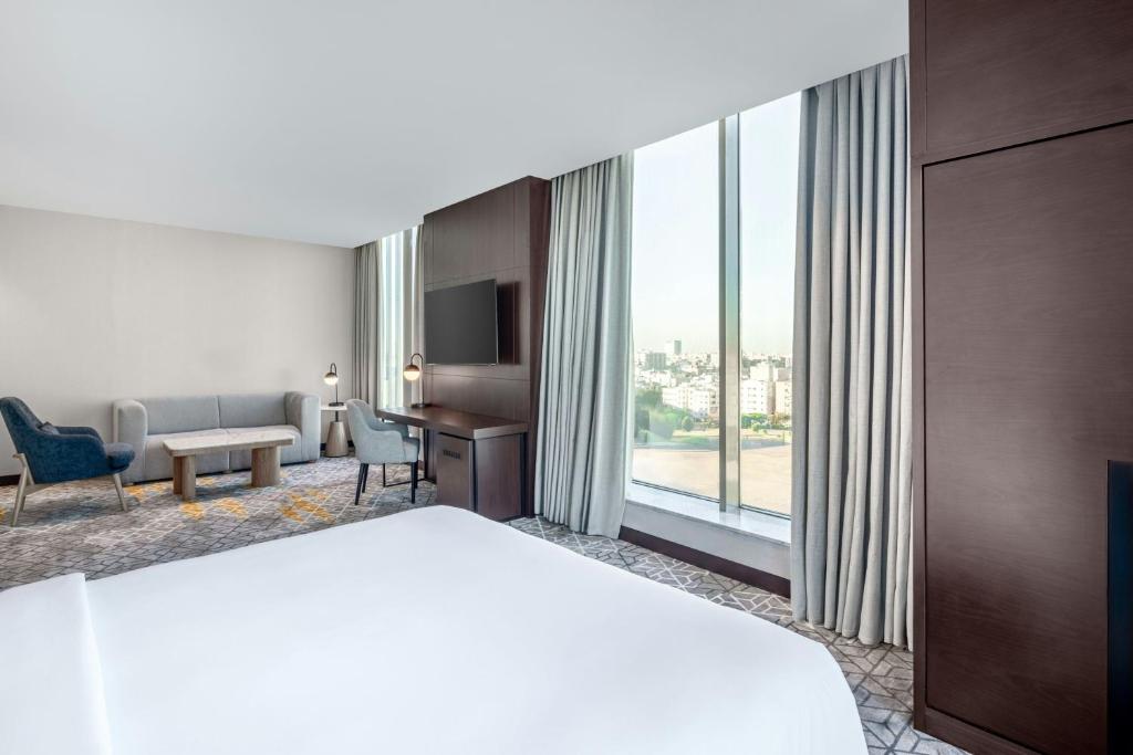 Postel nebo postele na pokoji v ubytování Four Points by Sheraton Jeddah King Fahd Road