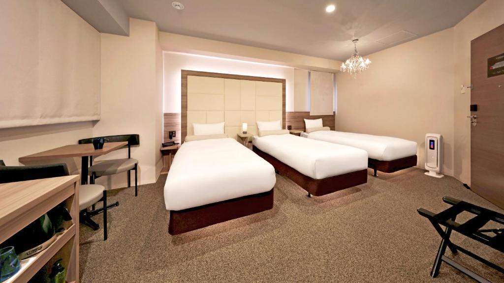 Postel nebo postele na pokoji v ubytování Doutonbori Crystal Hotel
