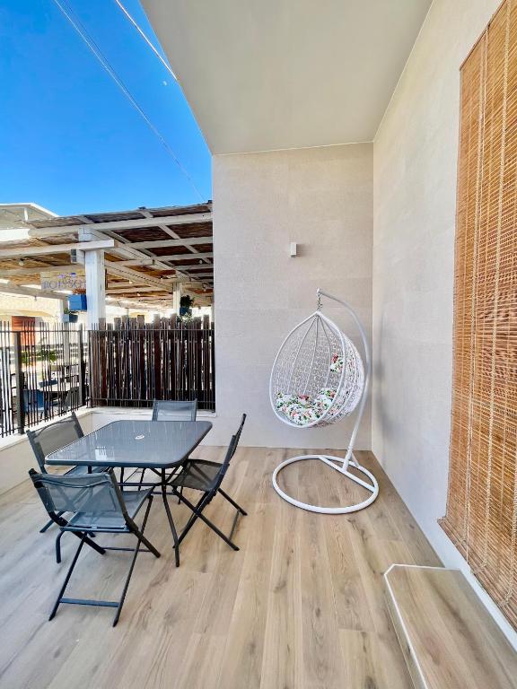 a dining room with a table and chairs at Salento apartment in Torre Lapillo