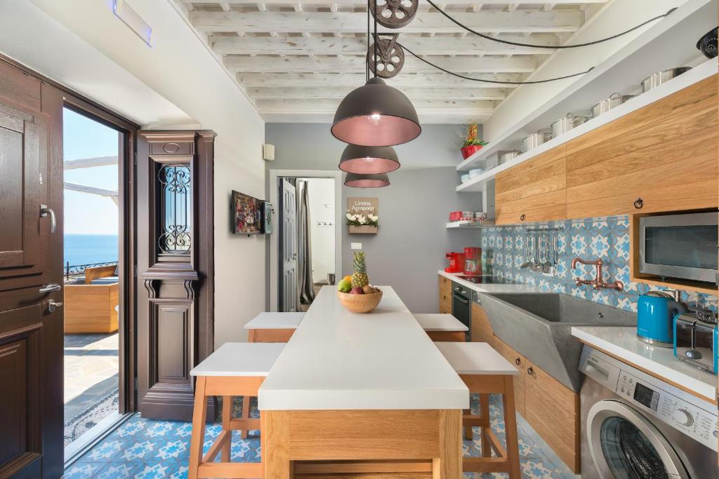 Kuchyň nebo kuchyňský kout v ubytování Lindos Vigli Private Villa