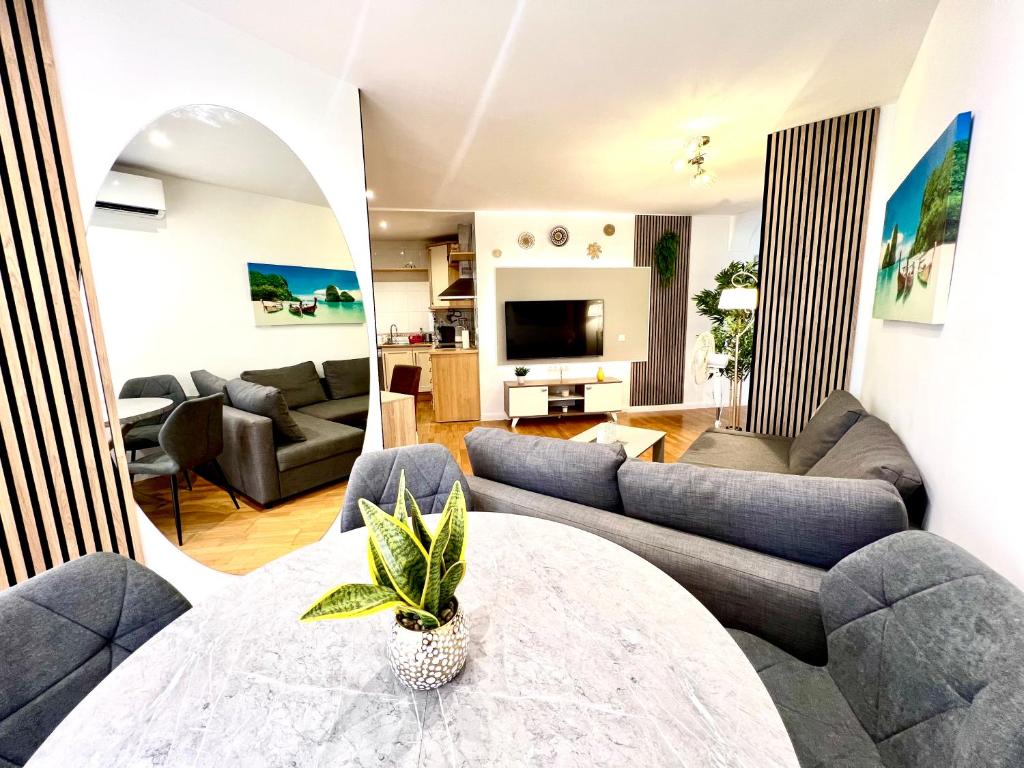 ein Wohnzimmer mit einer Couch und einem Tisch in der Unterkunft Apartamento Centro Torremolinos in Torremolinos