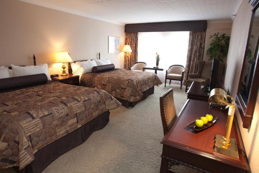 Postel nebo postele na pokoji v ubytování The Fredericton Inn