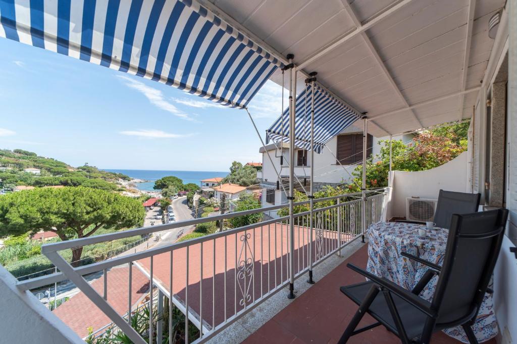 a balcony with a view of the ocean at La casa di Grace in Seccheto