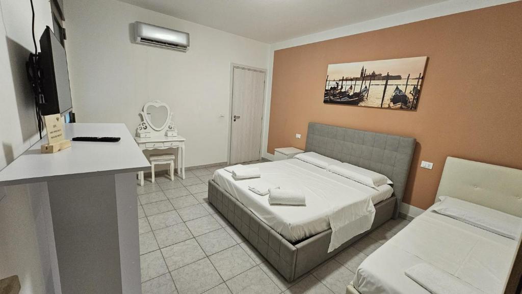 a small bedroom with a bed and a desk at appartamento di venezia in Venice