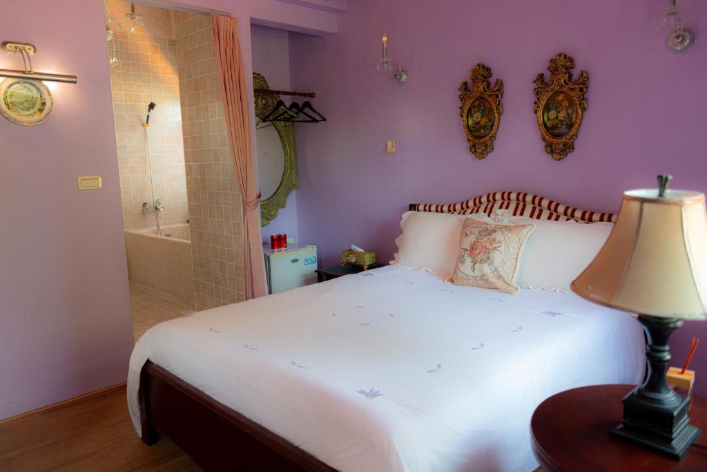 Ein Bett oder Betten in einem Zimmer der Unterkunft 英格蘭小古堡England Castle