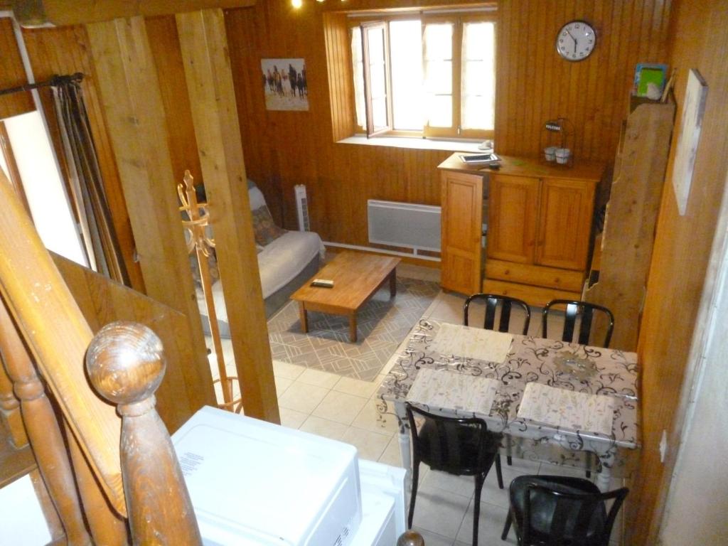 a living room with a table and a dining room at Au coeur des vignes in Boudes