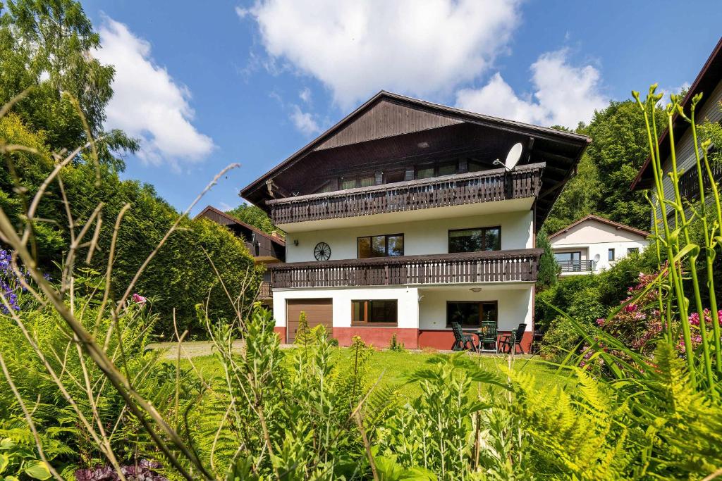 una casa con tetto di gambero su un campo verde di Bystra Unique House in the Mountains with Terrace, Garden & Parking by Noclegi Renters a Bystra