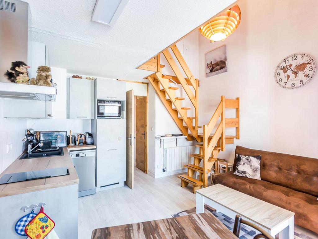 Photo de la galerie de l'établissement Duplex 3 pièces rénové avec balcon, proche pistes et commerces à Montchavin (La Plagne) - FR-1-329-82, à La Plagne Tarentaise