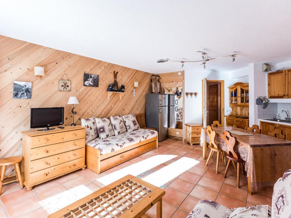un salon avec un canapé et une table dans l'établissement Appartement Charmant pour 5 Pers. à Montchavin, 2 Balcons, Proche Pistes, Parking Gratuit - FR-1-329-81, à La Plagne Tarentaise